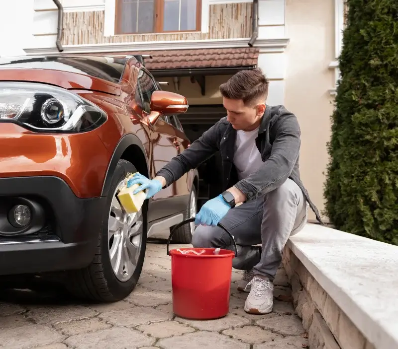 Lavage auto à domicile Mouscardès : professionnel intervenant sur un véhicule